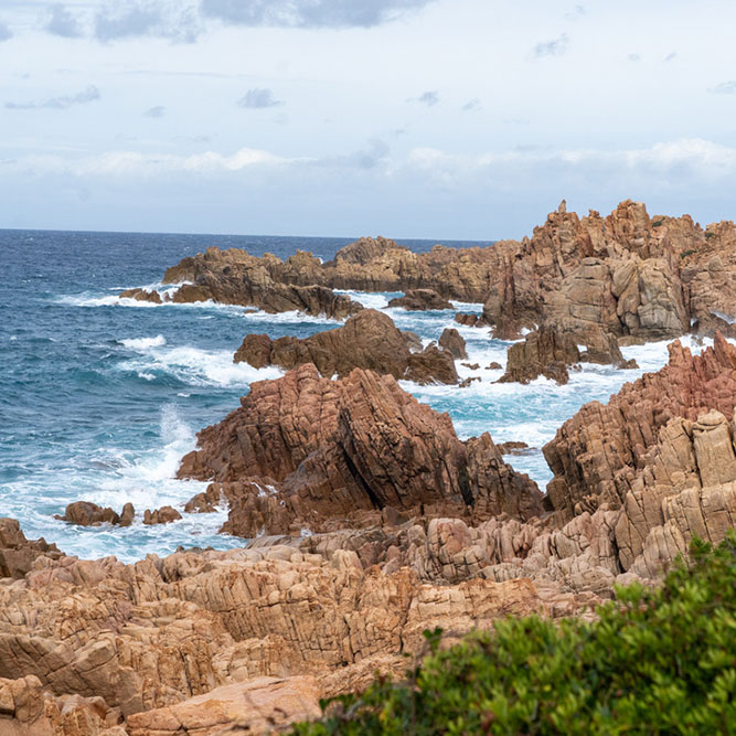 Schroffe Küstenlinien auf Sardinien