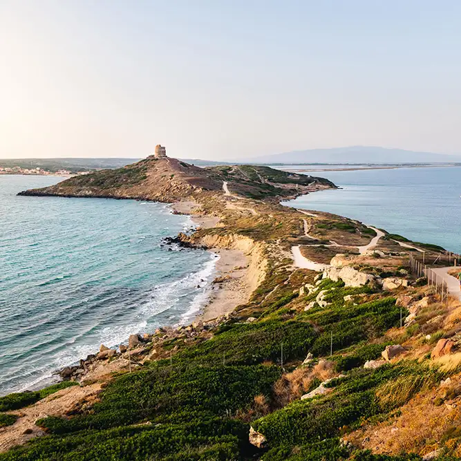 Blick auf Turm bei Tahrros - Sardinien Roadtrip